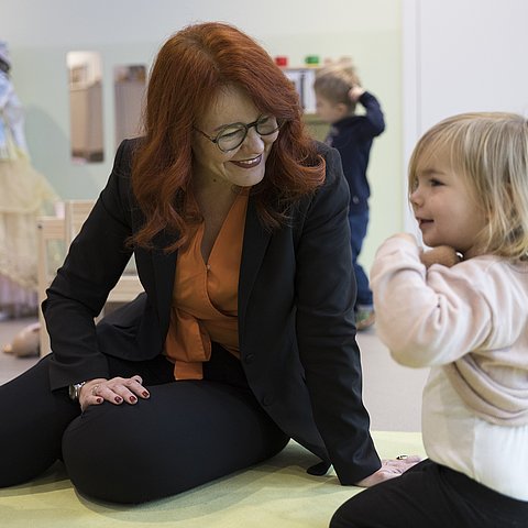 Gespräch mit Kind im Kindergarten