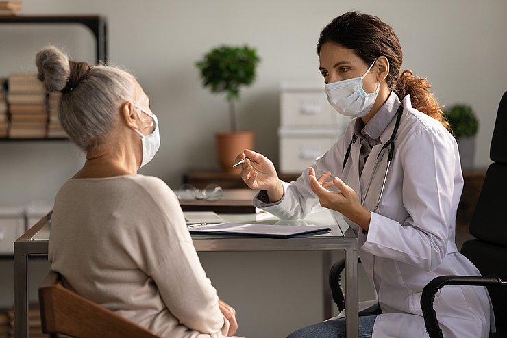 Close,Up,Serious,Doctor,Wearing,Medical,Face,Mask,Consulting,Mature