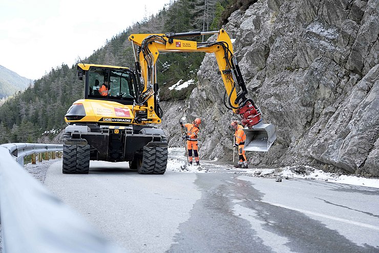 Bagger auf Straße stehend