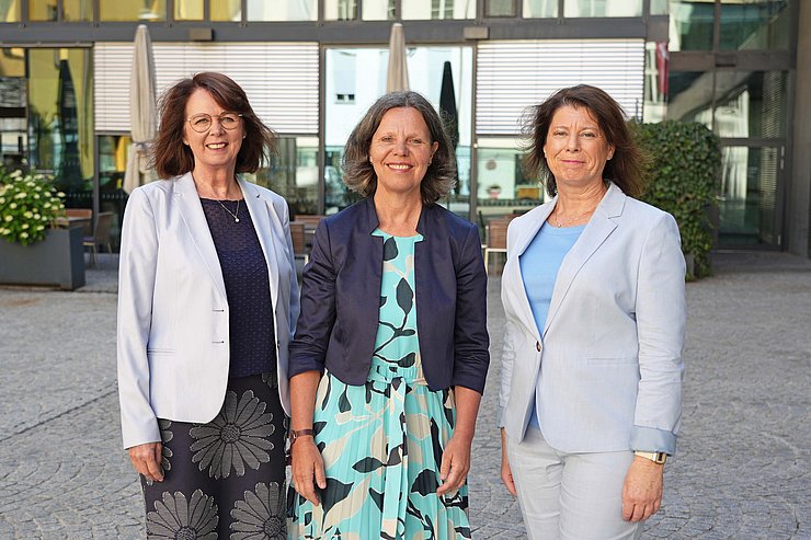 Personen stehen nebeneinander