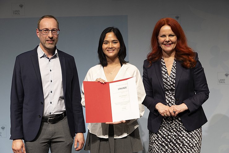© Land Tirol/Sedlak Gruppenfoto mit Nachwuchsforscherin der FH Kufstein.