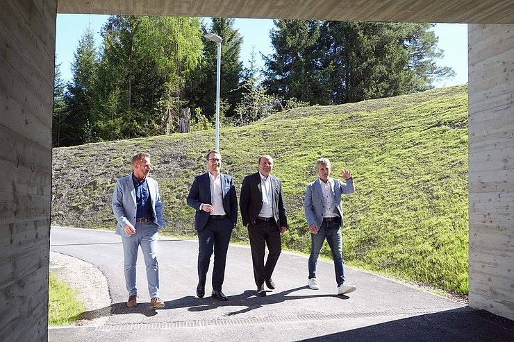 Gruppenfoto beim Gehen zur Unterführung.