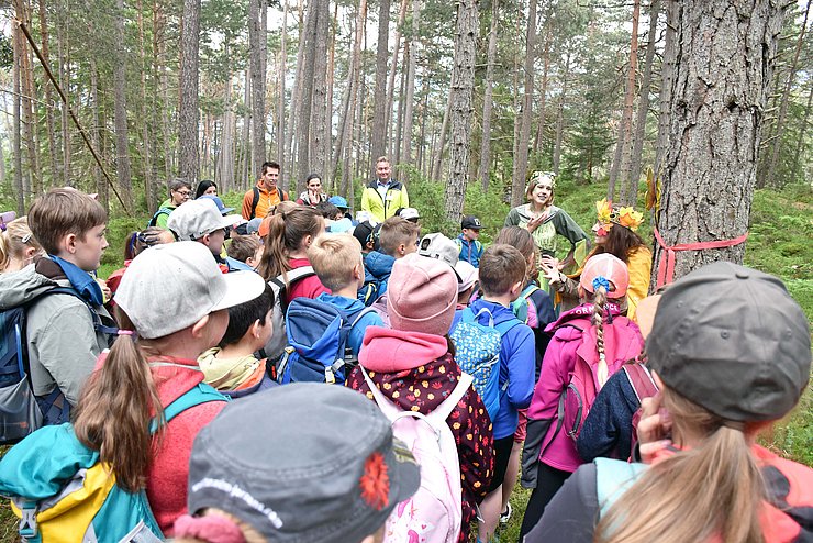 Die Kindergruppe sieht sich eine weitere Theater-Station an.