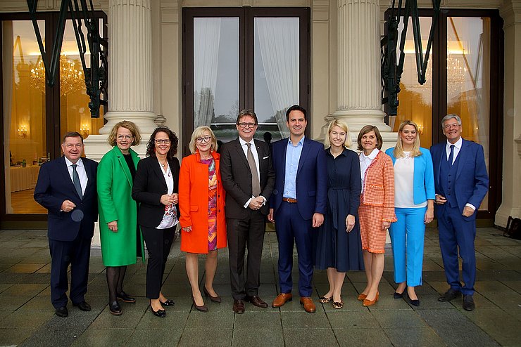 v.li.: LR Werner Amon (Steiermark), LRin Christiane Teschl-Hofmeister (Niederösterreich), LRin Daniela Gutschi (Salzburg), LRin Beate Palfrader, BM Martin Polaschek, Vize-Bgm Christoph Wiederkehr (Wien), LHStvin Christine Haberlander (Oberösterreich), Landesstatthalterin Barbara Schöbi-Fink (Vorarlberg), LRin Daniela Winkler (Burgenland) und LH Peter Kaiser (Kärnten) 