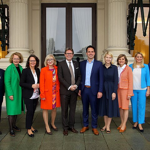 v.li.: LR Werner Amon (Steiermark), LRin Christiane Teschl-Hofmeister (Niederösterreich), LRin Daniela Gutschi (Salzburg), LRin Beate Palfrader, BM Martin Polaschek, Vize-Bgm Christoph Wiederkehr (Wien), LHStvin Christine Haberlander (Oberösterreich), Landesstatthalterin Barbara Schöbi-Fink (Vorarlberg), LRin Daniela Winkler (Burgenland) und LH Peter Kaiser (Kärnten) 