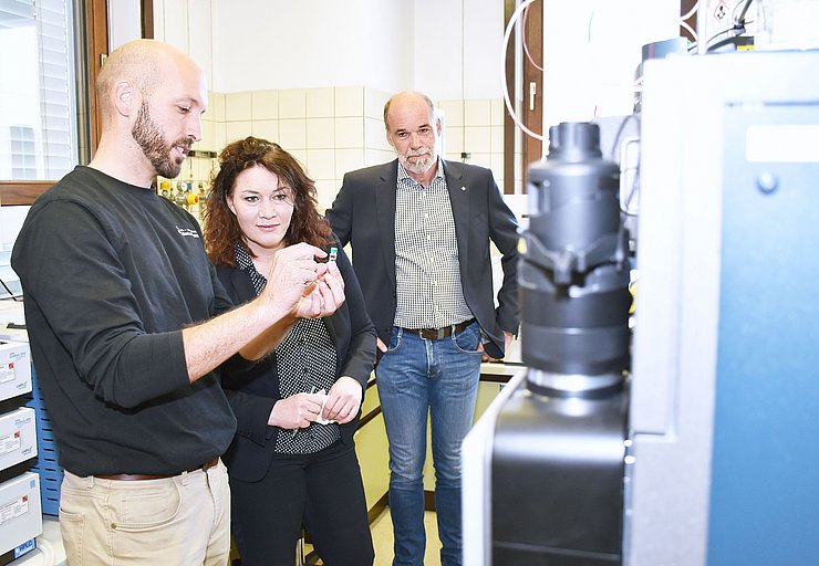Christian Riml zeigt LHStvin Felipe ein Wasserprobe.