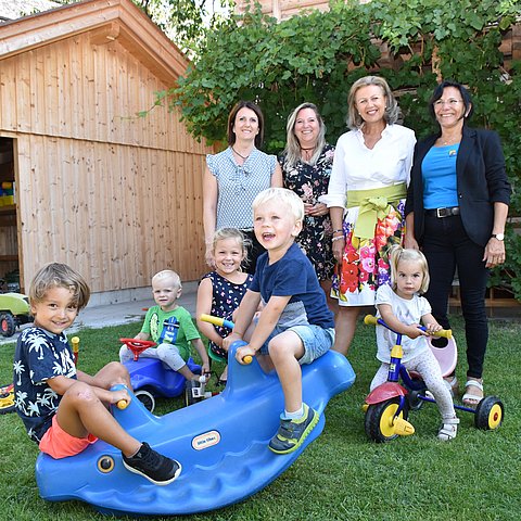 LRin Zoller-Frischauf (2. von re.) auf Besuch im EKiZ Kramsach. Die Familienlandesrätin befindet sich im laufenden Austausch mit den Tiroler Eltern-Kind-Zentren und Familieneinrichtungen, die den Familien auch in der Krise zur Seite stehen. Hinweis: Dieses Foto ist vor der Coronakrise entstanden. 