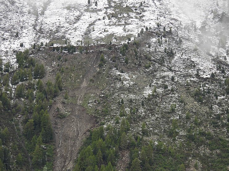 Lokalaugenschein: Der Hang oberhalb der Leckgalerie auf der Ötztalstraße ist  nach wie vor in Bewegung.