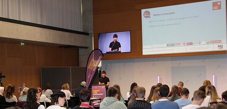 Jugendlicher spricht vor Publikum