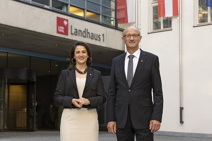 Auf dem Foto sieht man Landeshauptmann Anton Mattle und Arbeitslandesrätin Astrid Mair im Innenhofe des Landhauses 1 stehen. 