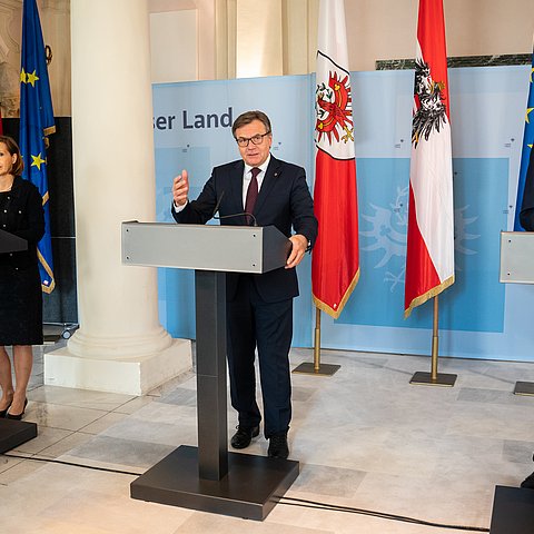 Soziallandesrätin Gabriele Fischer, Landeshauptmann Günther Platter und Georg Schärmer, Direktor der Caritas Tirol, informierten heute zur aktuellen Corona-Situation in Tirol unter dem sozialen Gesichtspunkt. 