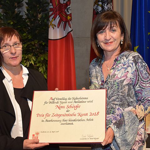 Kulturlandesrätin Beate Palfrader mit der Preisträgerin Nora Schöpfer (li.) beim Festakt im Landhaus in Innsbruck.