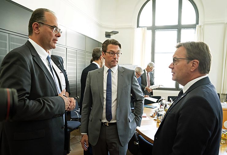 LH Günther Platter (rechts) im Gespräch mit Österreichs Verkehrsminister Andreas Reichhardt (links) und Deutschlands Verkehrsminister Andreas Scheuer (mitte). 