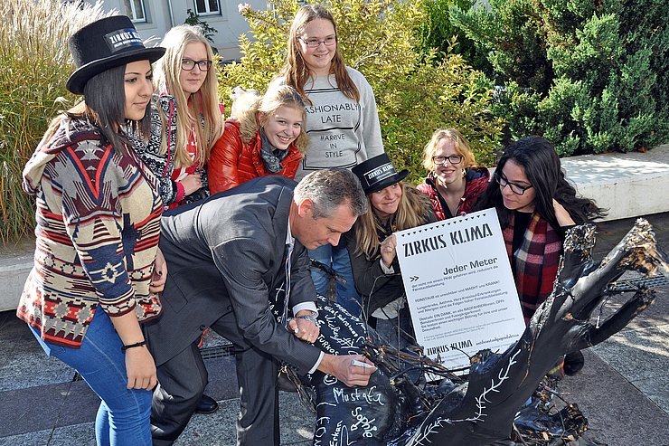 © BH Kufstein / Rinner Schülerinnen und Schüler mit BH Dr. Platzgummer beim Baum
