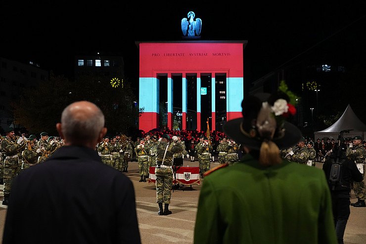 Feierliche Aufführung des Großen Zapfenstreichs am Landhausplatz in Innsbruck.