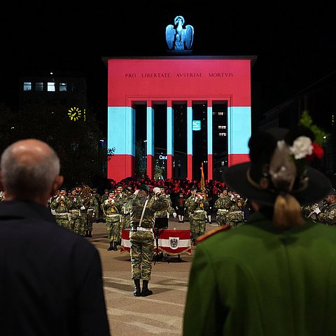 Feierliche Aufführung des Großen Zapfenstreichs am Landhausplatz in Innsbruck.