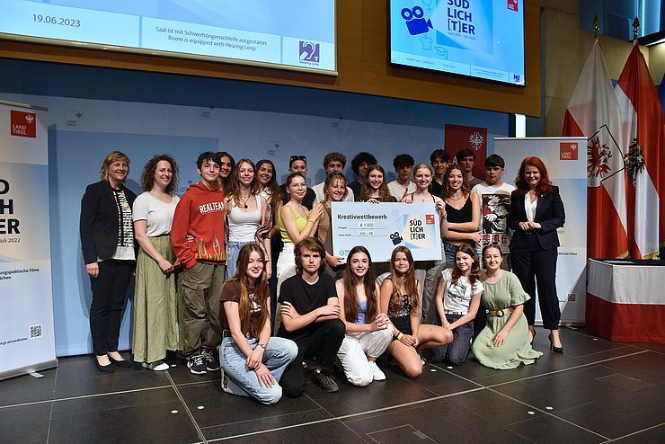 Gruppenfoto des Klasse 5B des Akademischen Gymnasiums Innsbruck mit Landesrätin Hagele.