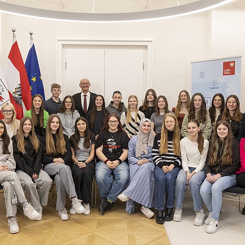 Gruppenfoto mit LH Mattle und der Schulklasse