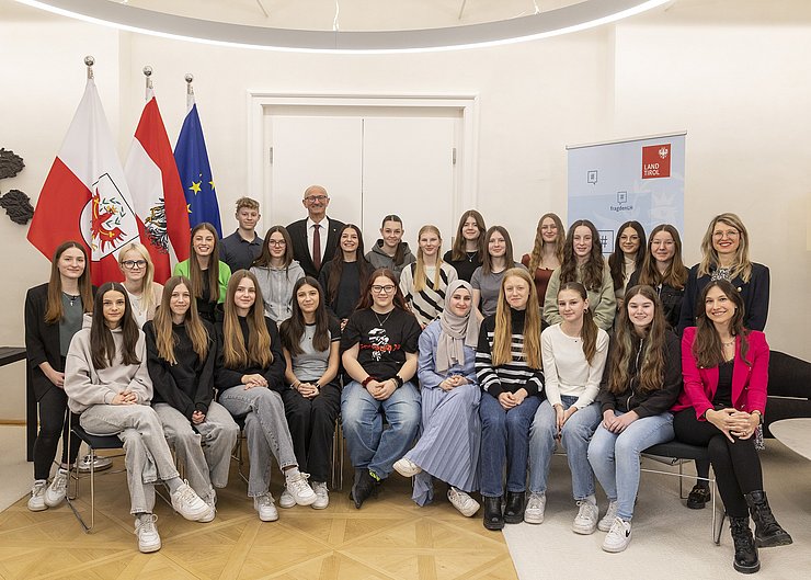 Gruppenfoto mit LH Mattle und der Schulklasse