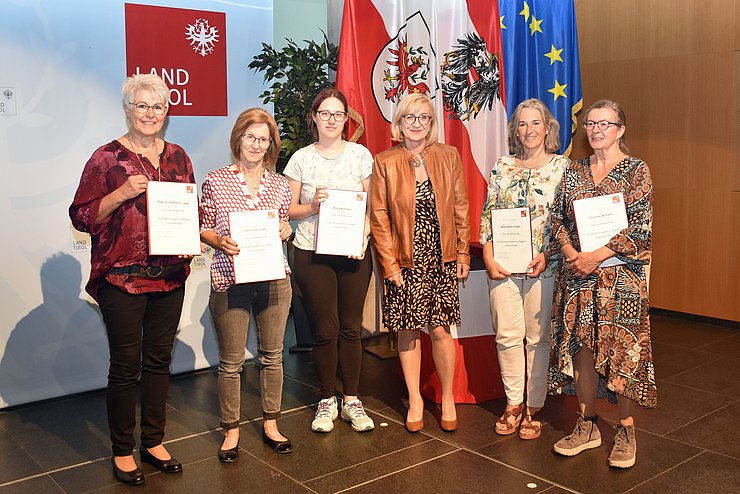 LRin Palfrader ehrte langjährige ehrenamtliche MitarbeiterInnen im Büchereiwesen. Im Bild: Landesrätin Palfrader mit Geehrten des Bezirks Reutte.