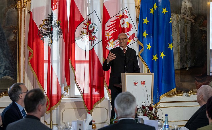 Tirols LH Anton Mattle bei der Ansprache im Riesensaal der Hofburg in Innsbruck.