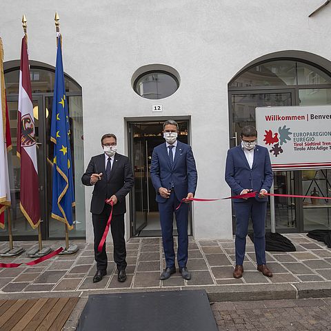 Die Landeshauptleute (von li.:) Euregio-Präsident Günther Platter, Arno Kompatscher und Maurizio Fugatti durchschnitten das Band vor dem neuen Waaghaus in Bozen.