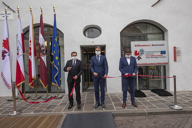 Die Landeshauptleute (von li.:) Euregio-Präsident Günther Platter, Arno Kompatscher und Maurizio Fugatti durchschnitten das Band vor dem neuen Waaghaus in Bozen.