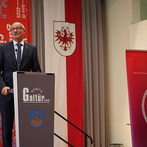 Mann am Podium