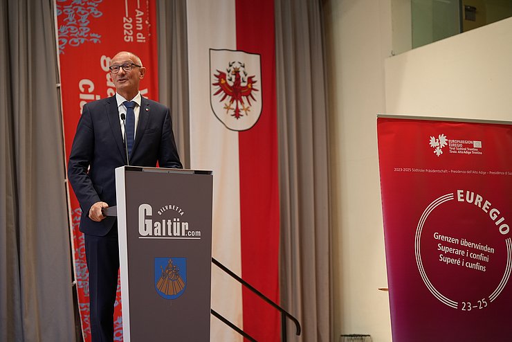 Mann am Podium