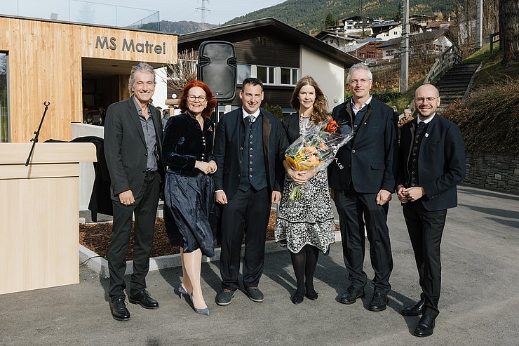 Personen stehen nebeneinander