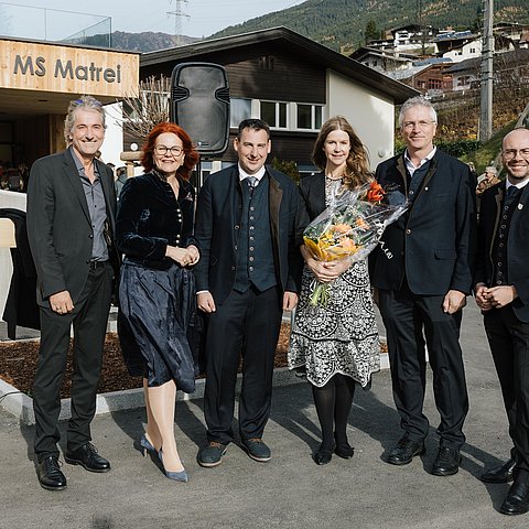 Personen stehen nebeneinander