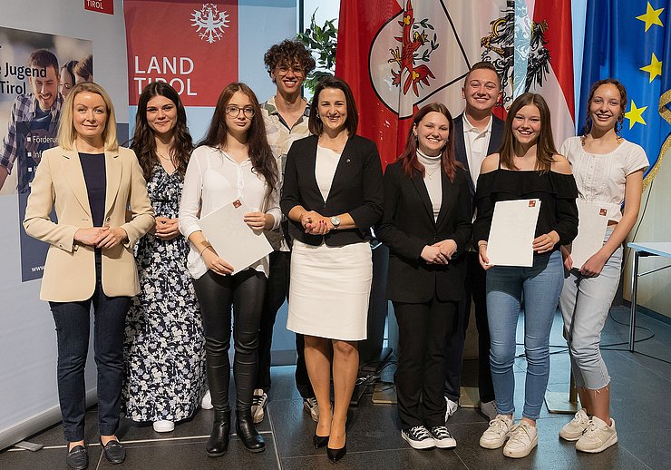 Die Österreich-Siegerinnen in ihren jeweiligen Kategorien mit v. li. Bernadett Humer (Sektionschefin Bundeskanzleramt), Pia Feletar (LBS Tamsweg), Jessica Chiara Marc (BHAS Oberpullendorf), Nathan Laimer (Sprachengymnasium Meran), Jugendlandesrätin Astrid Mair, Juliane Rössler (HTL Anichstraße Innsbruck), Maximilian Sprenger (BHAK Wörgl), Johanna Klampfl (PTS Friedberg) und Lena Peisel (BG/BRG/BORG Köflach). 