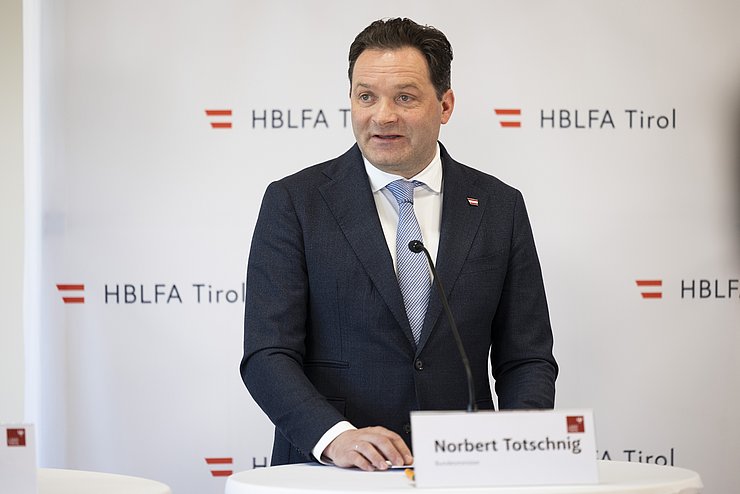 BM Norbert Totschnig auf dem Podium.