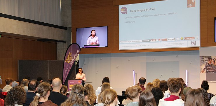 Jugendliche spricht vor Publikum