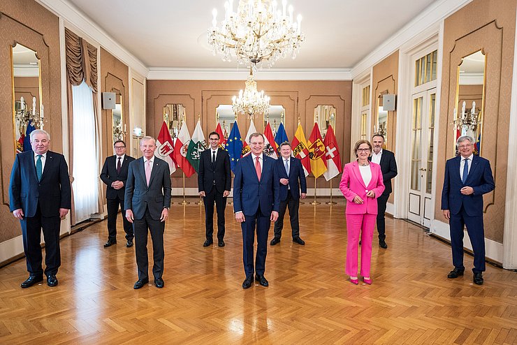 Bei der heutigen Landeshauptleute-Konferenz - 1. Reihe v.li.: Hermann Schützenhöfer (Steiermark), Wilfried Haslauer (Salzburg), Thomas Stelzer (Oberösterreich), Johanna Mikl-Leitner (Niederösterreich), Peter Kaiser (Kärnten); 2. Reihe v.li.: Günther Platter (Tirol), Markus Wallner (Vorarlberg), Michael Ludwig (Wien) und Hans Peter Doskozil (Burgenland). 