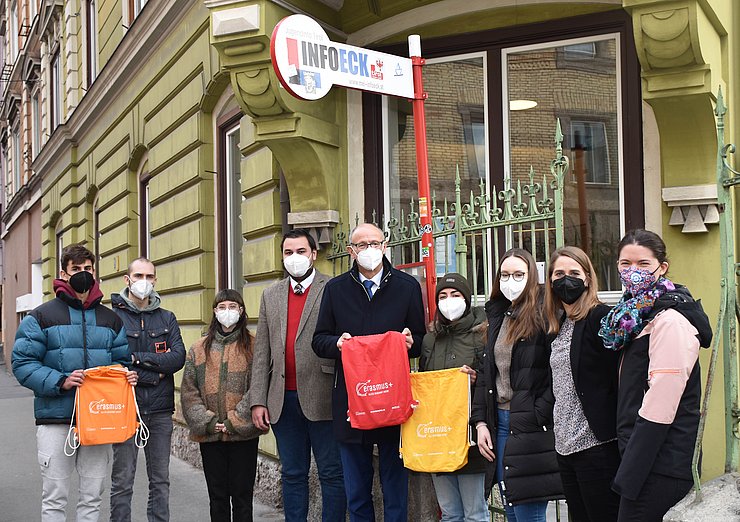 Jugendlandesrat Anton Mattle (Mitte) hieß die ESK-Jugendlichen in Tirol willkommen, von links: Tomás aus Spanien (18 Jahre, Schulgarten – Aktive Montessorischule Telfs), Guillaume aus Frankreich (19 Jahre, Arche Tirol, Steinach am Brenner/St. Jodok), Noemi aus Italien (23 Jahre, Die Bäckerei – Kulturbackstube, Innsbruck), InfoEck-Leiter Christopher Bindra, LR Mattle, Maria aus Portugal (18 Jahre, Soziales Kompetenzzentrum Rum), Josephin aus Deutschland, die sich beim InfoEck zum ESK informierte sowie Nina Nentwich und Elisabeth Summerauer vom InfoEck-Team für die EU-Jugendprogramme.