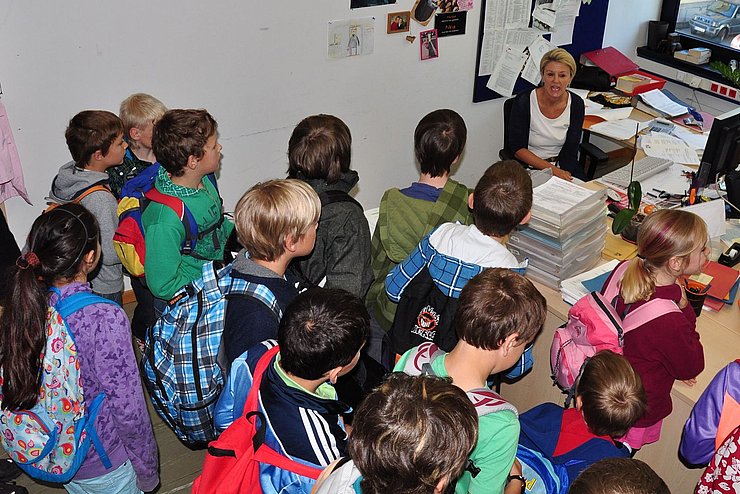 Die Schülerinnen und Schüler beim Besuch in der Zulassungsstelle.