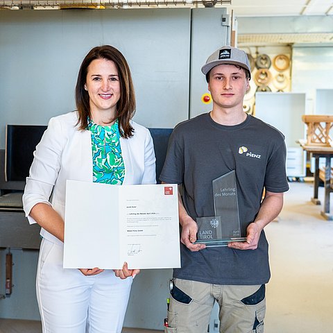 LRin Mair gratulierte Jacob Huter zum „Lehrling des Monats April 2026“ 
