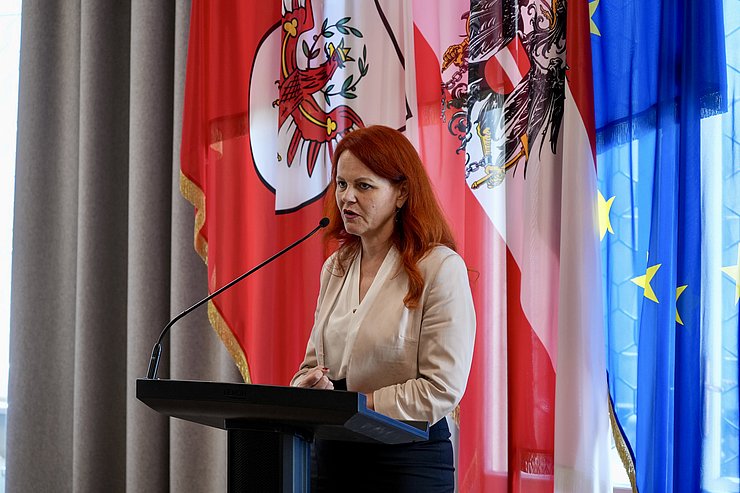 © Land Tirol/Saxl Landesrätin Cornelia Hagele spricht am Pult.