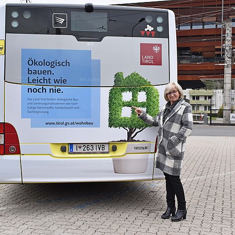 Wohnbaulandesrätin Palfrader: "Die Kampagne 'Raus aus Öl' ziert auch die Busse der IVB."