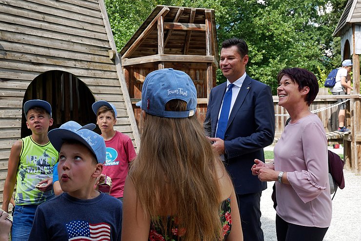 LTPin Ledl-Rossmann und Botschafter Scherba im Gespräch mit den Kindern.