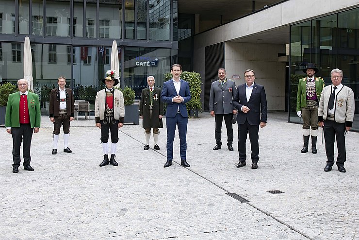 v.li.): Manfred Duringer (Landesobmann Tiroler Sängerbund), Peter Margreiter (Obmann Tiroler Volksmusikverein), Oswald Gredler (Landesverbandsobmann Tiroler Landestrachtenverband), Elmar Juen (Landesverbandsobmann Blasmusikverband Tirol), Bundeskanzler Sebastian Kurz, Franz X. Gruber (Präsident Tiroler Kameradschaftsbund), LH Günther Platter, Thomas Saurer (Landeskommandant Bund der Tiroler Schützenkompanien) und Franz Hitzl (Sprecher Traditionsforum Tirol). 