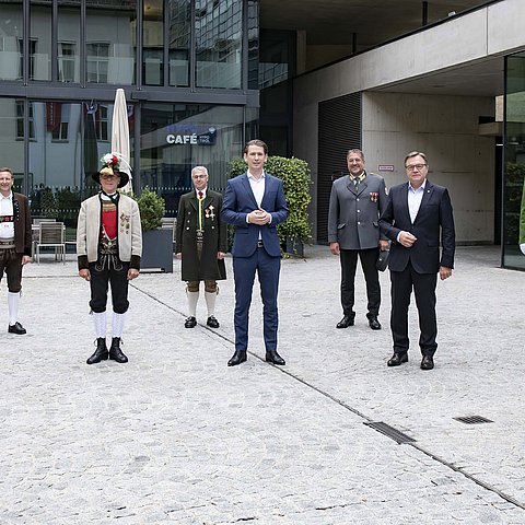 v.li.): Manfred Duringer (Landesobmann Tiroler Sängerbund), Peter Margreiter (Obmann Tiroler Volksmusikverein), Oswald Gredler (Landesverbandsobmann Tiroler Landestrachtenverband), Elmar Juen (Landesverbandsobmann Blasmusikverband Tirol), Bundeskanzler Sebastian Kurz, Franz X. Gruber (Präsident Tiroler Kameradschaftsbund), LH Günther Platter, Thomas Saurer (Landeskommandant Bund der Tiroler Schützenkompanien) und Franz Hitzl (Sprecher Traditionsforum Tirol). 