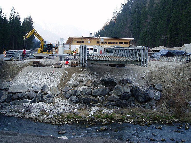 Zusammenbau der Behelfsbrücke, Blickrichtung nach Norden