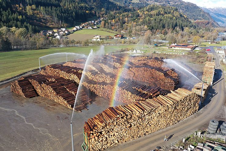 65.000 Kubikmeter Holz, das entspricht der erforderlichen Menge von 300 Einfamilienhäusern in Holzbauweise, können im Nasslager Ainet in der Qualität und im Wert erhalten werden. 