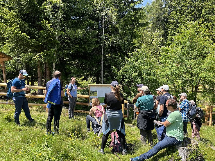 Eine Exkursion führte zur Nessleralm, wo das Renaturierungsprojekt „Hirschenbad“ vorgestellt wurde.