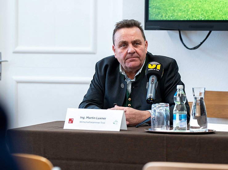 © Land Tirol/Hörmann Martin Luxner: „Diese Investition zeigt, wie wichtig das Zusammenspiel von Schule, Wirtschaft und Politik ist. Die Betriebe brauchen hervorragend ausgebildete Fachkräfte, und genau hier setzt der Harvester-Simulator an.“