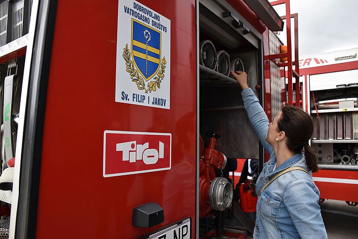 Sicherheitslandesrätin Mair besichtigt das neue und bereits voll ausgestattet Einsatzfahrzeug der Freiwilligen Feuerwehr Sveti Filip i Jakov.
