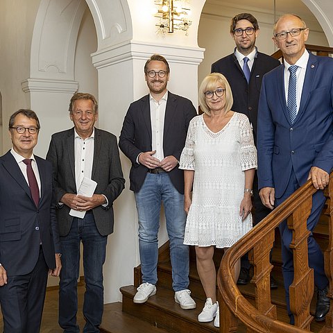 Gruppenfoto auf Treppe stehend