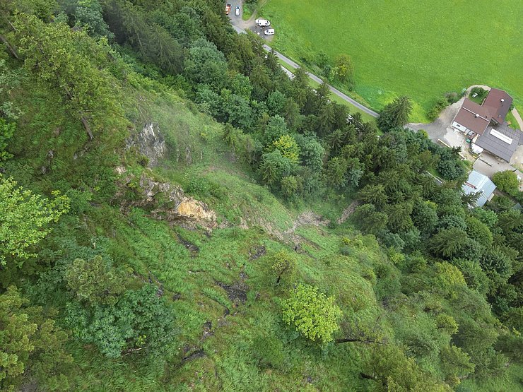 Felssturz oberhalb der Straße/ Drohnenaufnahme